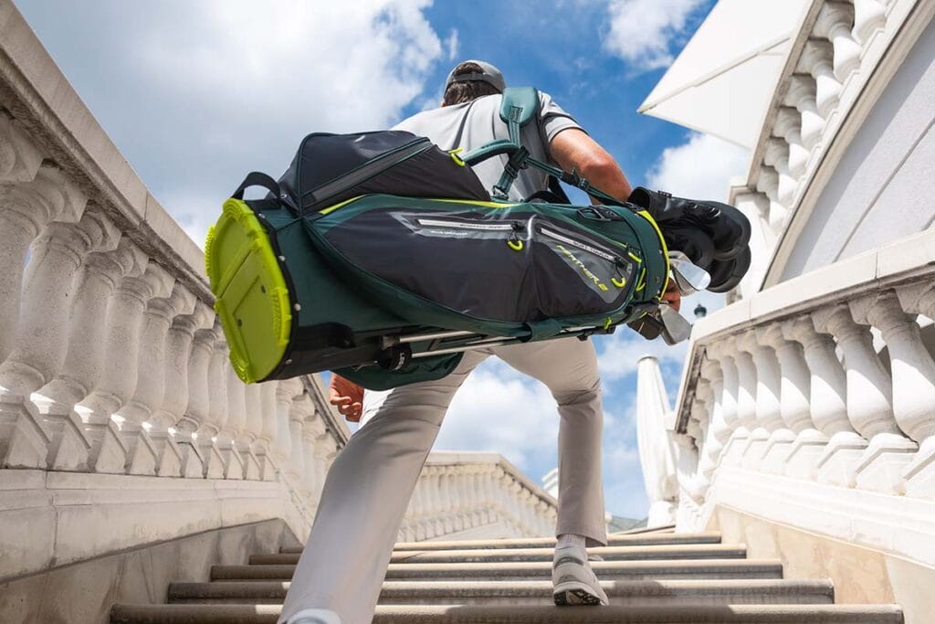 Mit dem Dri Lite Feather 2 Golfbag präsentiert BIG MAX eine weiterentwickelte Version seines ultraleichten Modells
