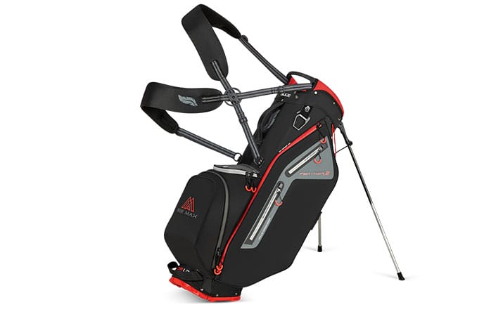 Eine verbesserte Rückenpolsterung sowie überarbeitete Schultergurte erhöhen beim neuen BIG MAX Dri Lite Feather 2 Golfbag den Tragekomfort