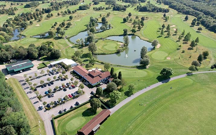 Idyllisch zwischen Düsseldorf, Köln und Mönchengladbach gelegen ist der Golfclub Erftaue