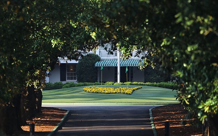 Der Augusta National Golf Club von der Magnolia Lane aus betrachtet (Foto: picture-alliance)