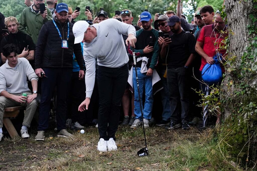 Bestimmung Ballposition: Rory McIlroy während der zweiten Runde der BMW PGA Championship 2025 (Foto: picture-alliance)