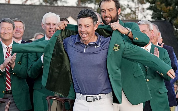 2025 am Ziel seiner Träume: Rory McIlroy bekommt das Green Jacket von Scottie Scheffler übergestreift