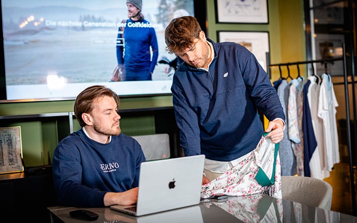 Kollektions-Besprechung bei Serino Sports: Reetze und Martin im Green Grid Golfclub in Hamburg
