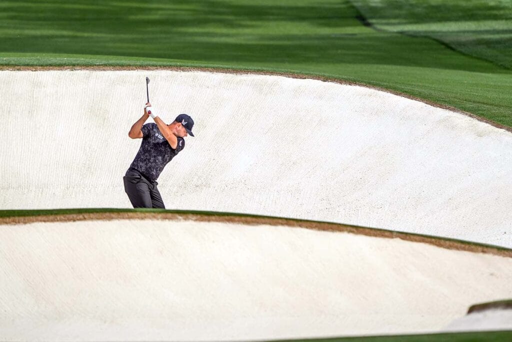 Gary Woodland bei einem Schlag aus dem Bunker (Foto: picture-alliance)