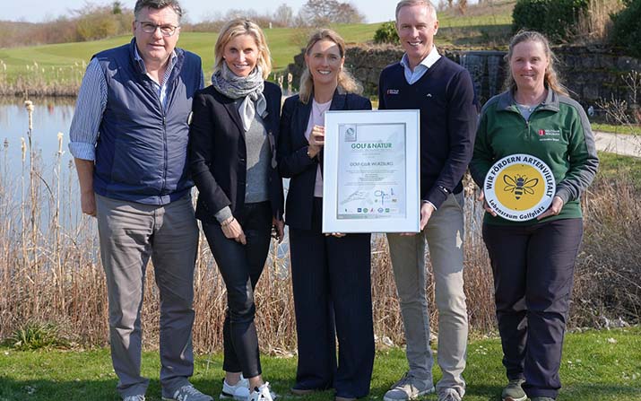Urkundenübergabe „Golf & Natur“ (v. l.): Dr. Gunther Hardt (DGV-Auditor), Viktoria May (GC Würzburg GmbH), Judith Roth (Bürgermeisterin Stadt Würzburg), Bernhard May und Jacqueline Siegel