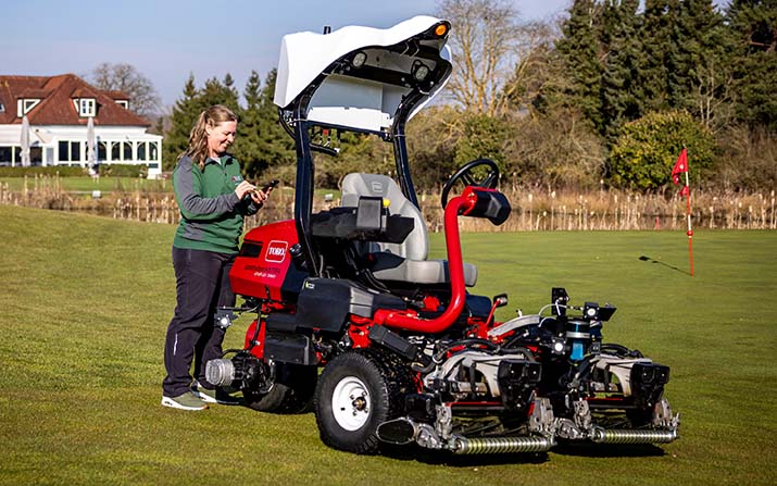 Head-Greenkeeperin Jacqueline Siegel mit dem „Neuen“: Toro GeoLink Fairwaymäher „Berry“