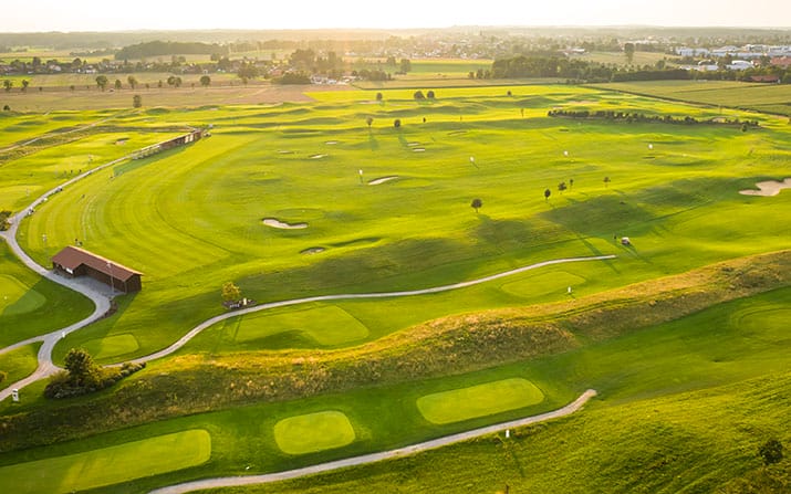 Ausgezeichnete Trainingseinrichtungen: Driving Range, Putting- und Chipping-Grüns etc.