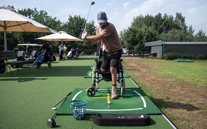 Golf als Teil der Reha: Ukrainischer Kriegsveteran in Kozyn in der Region Kiew (Foto: picture-alliance)