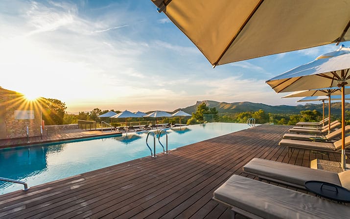 Traumhaft: Der Infinity-Outdoor-Pool mit Panorama-Blick
