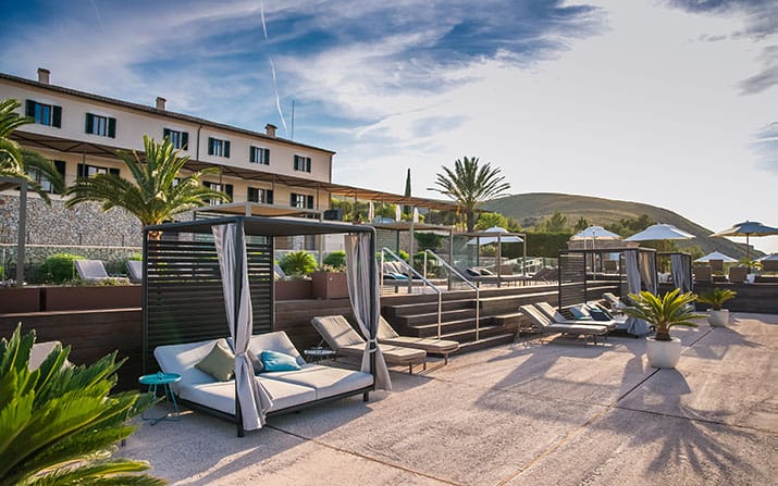 Zahlreiche Rückzugsorte laden zum Verweilen ein: Bequeme Daybeds