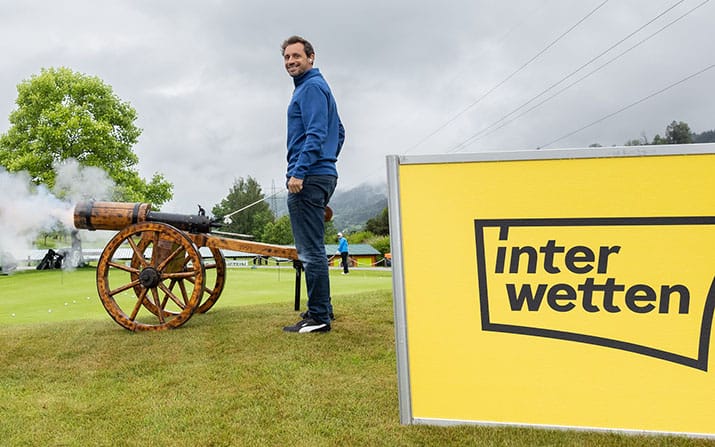Franz Wittmann schickt mit Kanonenstart das Feld auf die Reise