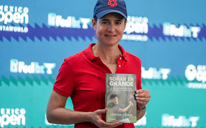Lorena Ochoa posiert 2025 während der„Mexico Open“ mit ihrem Buch „Dreaming Big“ (Foto: picture-alliance)