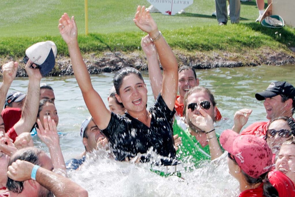 Abkühlung in „Poppie‘s Pond“: Lorena Ochoa feiert ihren Sieg bei der LPGA Kraft Nabisco Championship 2008