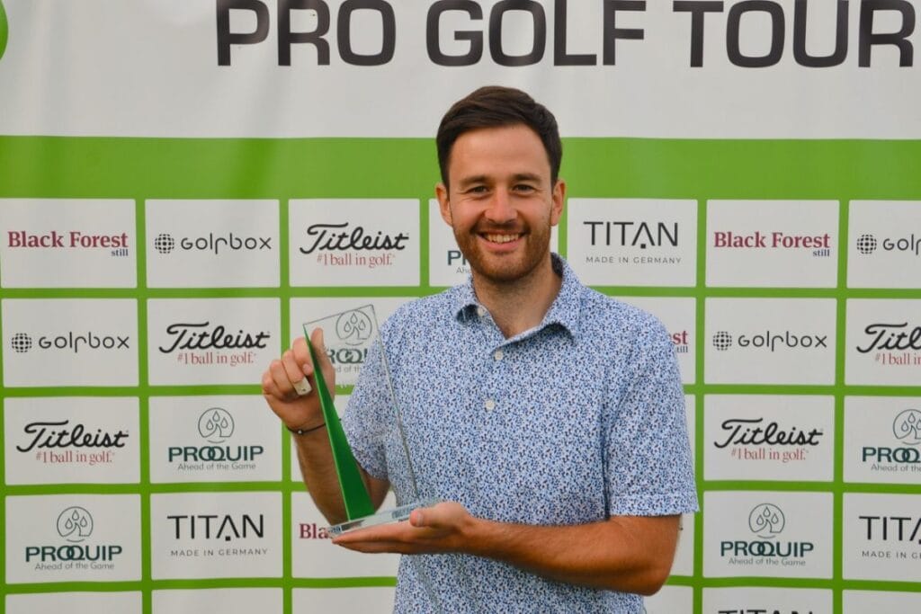 Max Schmitt gewinnt die Raiffeisen Pro Golf Tour St. Pölten 2026 (Foto: Pro Golf Tour)