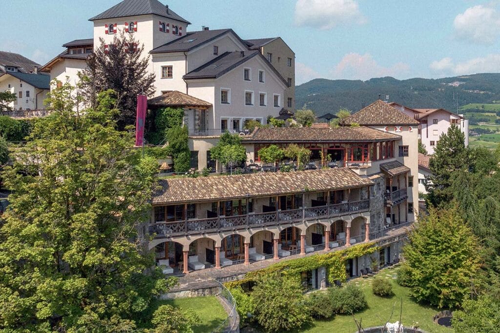 Kunstvolles, historisches Ambiente: Das Romantik Hotel Turm, nordöstlich von Bozen