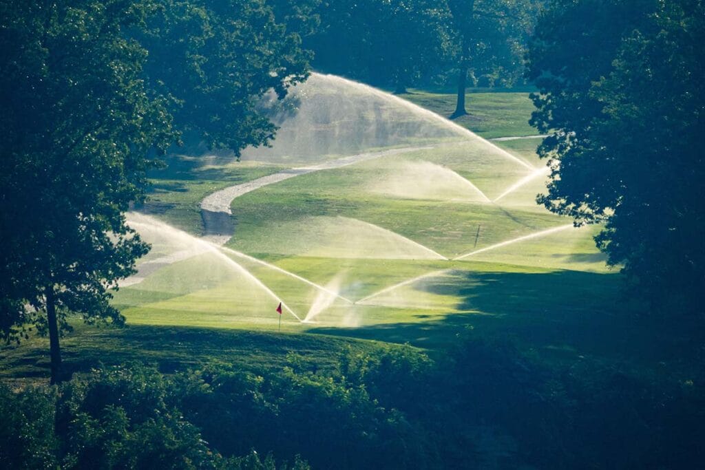 Golfplatz, während Sprinkler das Fairway und das Grün bewässern (Foto: picture-alliance)