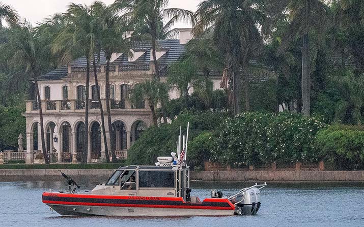Höchste Sicherheitsstufe, für Trump: Boote der US-Küstenwache im Intracoastal Waterway