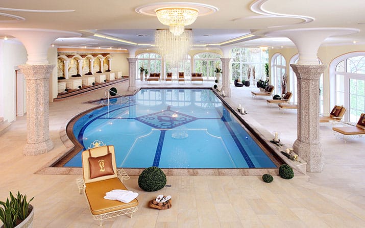 Die Seele auf insgesamt 5.400 m² baumeln lassen: Z. B. im Indoor-Pool des Spa-Bereichs