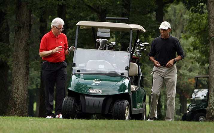 Die ehemaligen US-Präsident Clinton und Obama während einer Golfrunde 2011 auf der Joint Base Andrews in Maryland (Foto: picture-alliance)