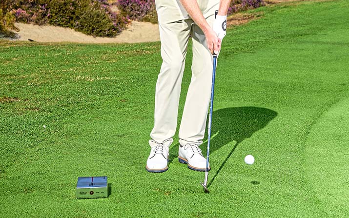 Das Hindernis hinter dem Ball sorgt automatisch für einen etwas steileren Rückschwung