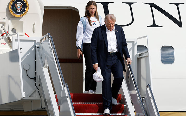 Trumps Lieblingsspielzeug: Die Air Force One, hier mit Enkelin Kai nach der Rückkehr vom Ryder Cup 2025