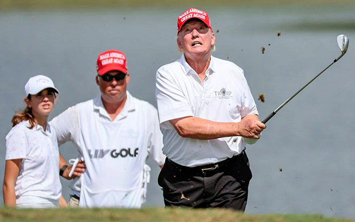 Trump in Aktion bei der LIV Golf Teems Week 2024 in seinem Golfclub in West Palm Beach