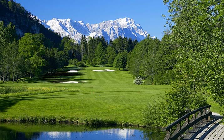 Das imposante Wettersteingebirge macht eine Runde auf der Anlage des Golfclub Garmisch-Partenkirchen zu einem besonderen Erlebnis