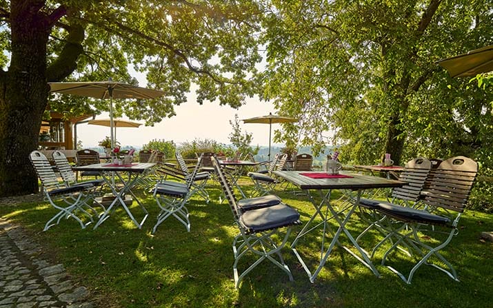 Der gemütliche Lounge-Biergarten des Restaurant „Leo‘s“