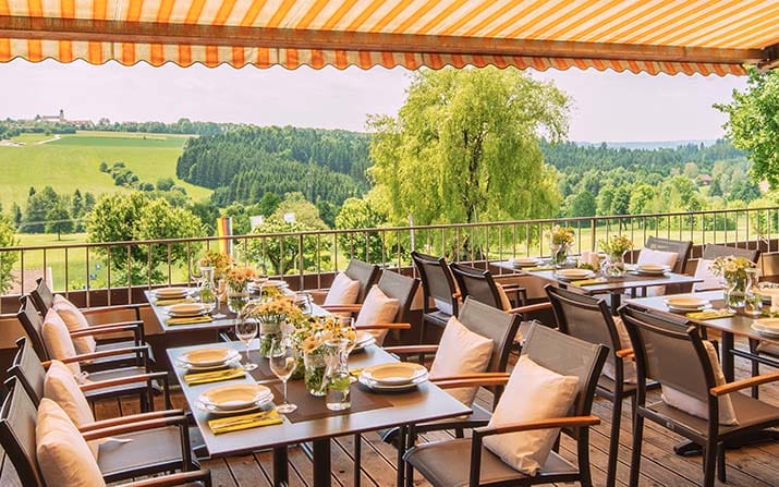 Das Restaurant „Leo‘s“: Sonnenterrasse mit Weitblick