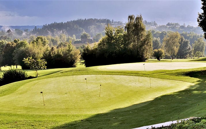 Golfen auf sportlichem Niveau: 24 Löcher umfasst das Golfresort Passau-Rassbach