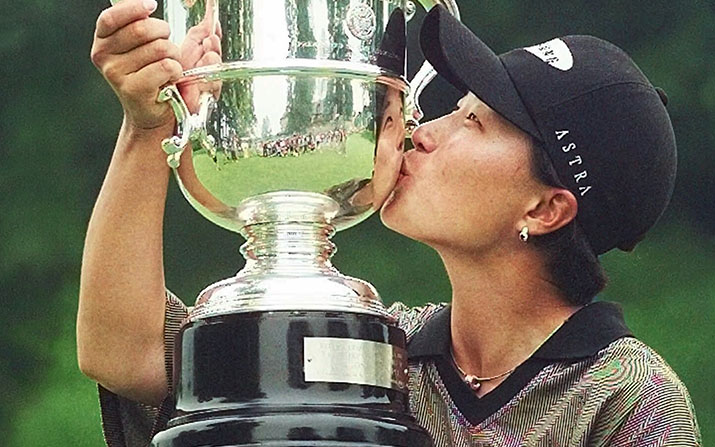 Se-ri Pak küsst die Trophäe nach Ihrem Gewinn der US Women’s Open (Foto: picture-alliance)