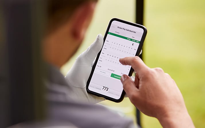 Smartphones: Erlaubt sind beispielsweise digitale Scorekarten (Foto: picture-alliance)