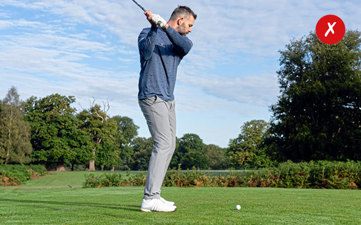 Viele Golfer verlieren unter Belastung ihre Haltung und richten sich im Rückschwung unbewusst auf