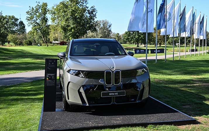 Schön anzusehen: Der vollelektrische BMW iX5 beim BMW Golf Cup Deutschlandfinale 2026