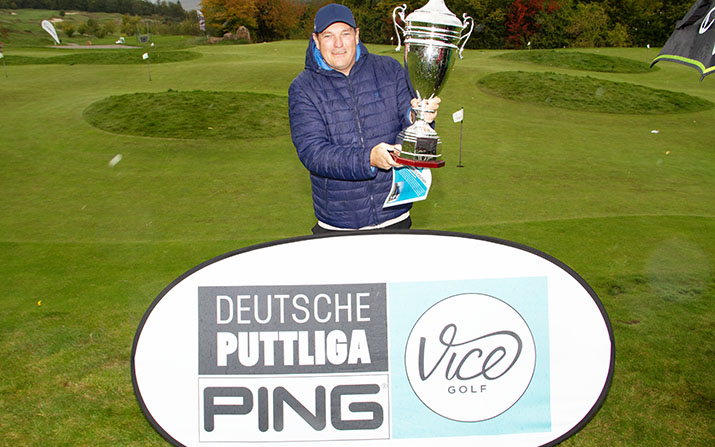 „Champion Putter of the Year 2025“: Christian Pannek mit seiner Trophäe