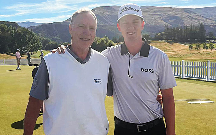 Fun Talk: Hans-Werner Neske (l.) mit Daniel Hillier im Millbrook Resort in Arrowtown