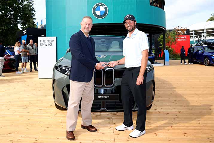 BMW PGA Championship 2026: Frédéric Lacroix gelingt an der 14 sein erstes Ass, erhält dafür als Hole-in-One-Preis einen nagelneuen BMW iX5 xDrive60 M Sport (Foto: BMW Group)
